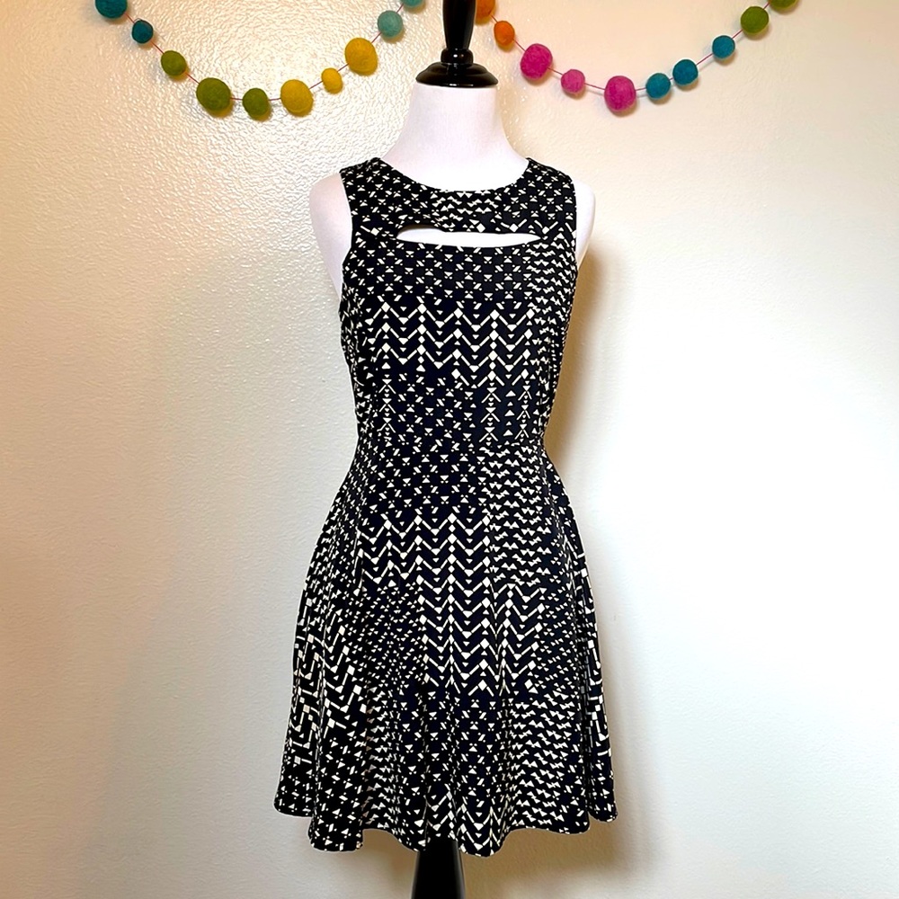 🆕F21 Cut-Out Detail Geometric Print Fit & Flare Dress - Size Small